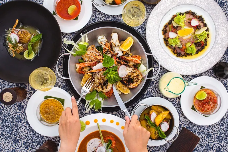 テーブルいっぱいに並んだシーフード料理の俯瞰写真