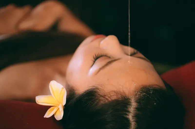 スパのトリートメントを受ける女性